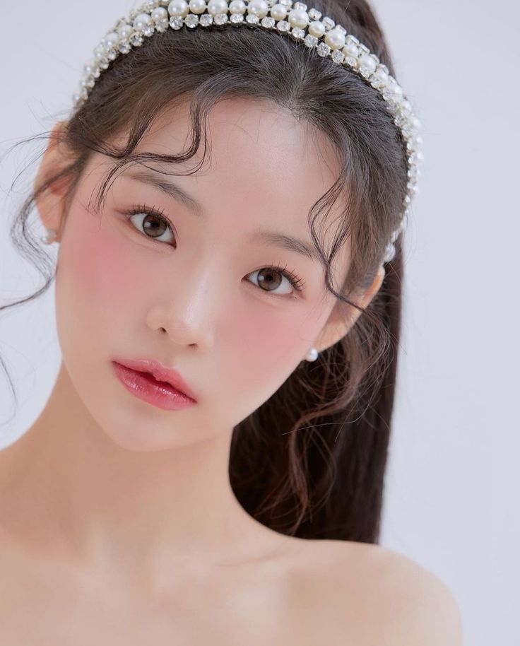 Đặc biệt nếu muốn tạo đôi má hồng hào tự nhiên thì bạn nên lựa chọn những sản phẩm má hồng dạng kem.