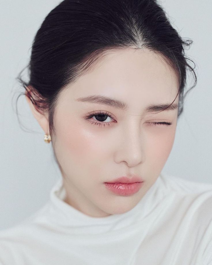 Sau khi thoa đều kem nền, bạn hãy thoa kem che khuyết điểm. Cuối cùng, thoa lớp trang điểm bằng phấn phủ.