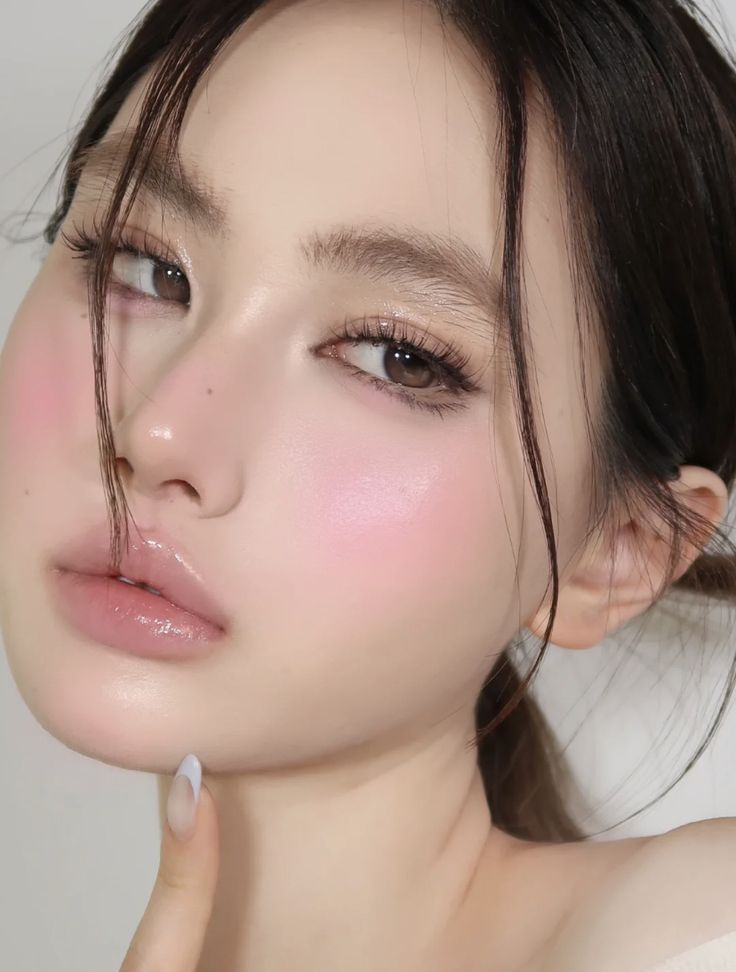 Bạn nên chọn son bóng cho môi để thêm vẻ ngây thơ, ngọt ngào. Đôi môi mềm mại, căng mọng cũng là đặc điểm nổi bật của phong cách Igari.