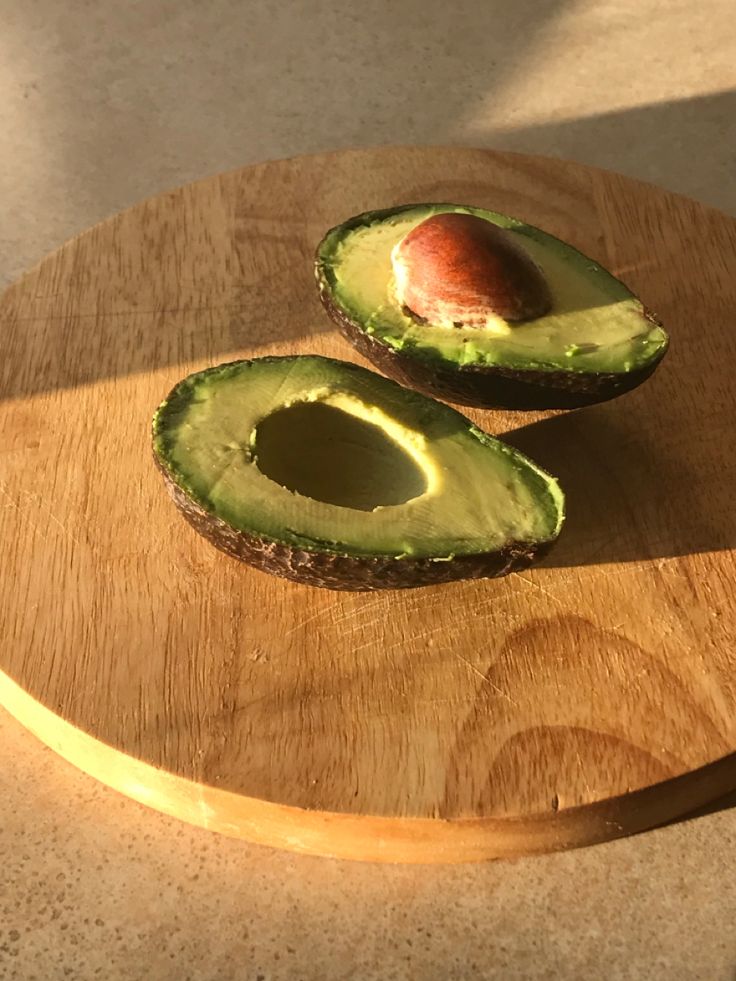 Nhờ dầu quả bơ, tóc được dưỡng ẩm và trở nên mềm mượt hơn