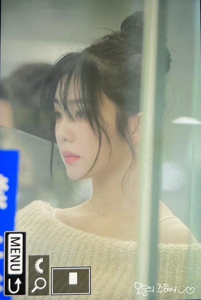 Mới đây, bức ảnh preview chưa qua chỉnh sửa đẹp như truyện tranh của Irene tại sân bay đã viral trên Twitter Hàn Quốc với 1,5 triệu view và hơn 25.000 lượt thích. Nữ idol đẹp không góc chết với kiểu tóc búi lơi cùng tông trang điểm ngọt ngào, tôn lên đường nét khuôn mặt thanh tú, hài hoà.