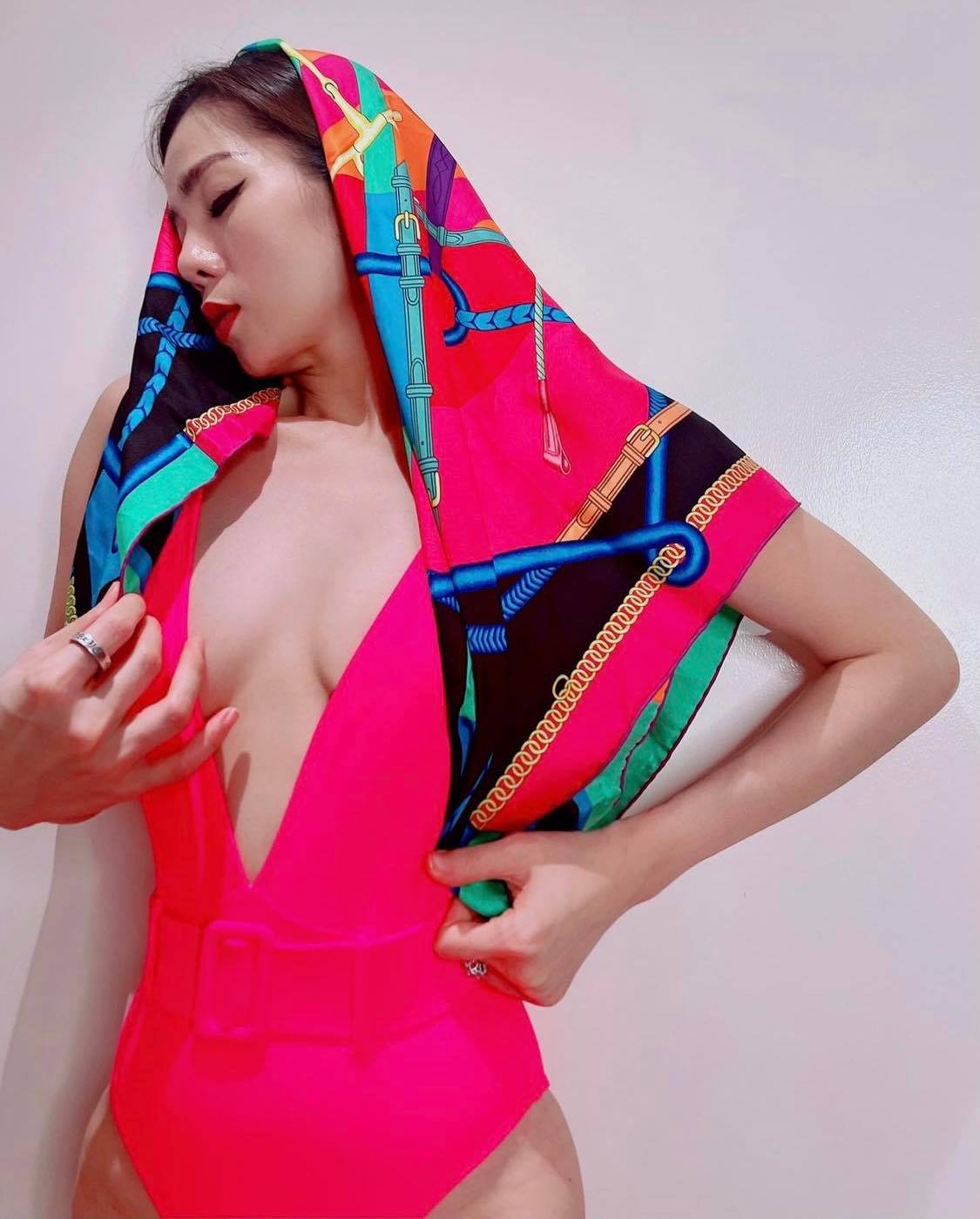 Người đẹp diện lên mình swimsuit của thương hiệu Maio Decote Rosa đến từ Brazil có giá ngót nghét khoảng 5 triệu đồng, kết hợp với khăn lụa họa tiết của thương hiệu Hermes.