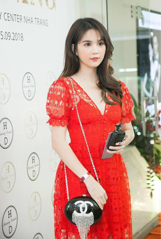 Kết hợp giữa chiếc đến từ thương hiệu Chanel có giá gần 350 triệu với bộ đầm ren đỏ tay phồng khiến tổng thể bộ trang phục bị rối mắt và không đẹp.