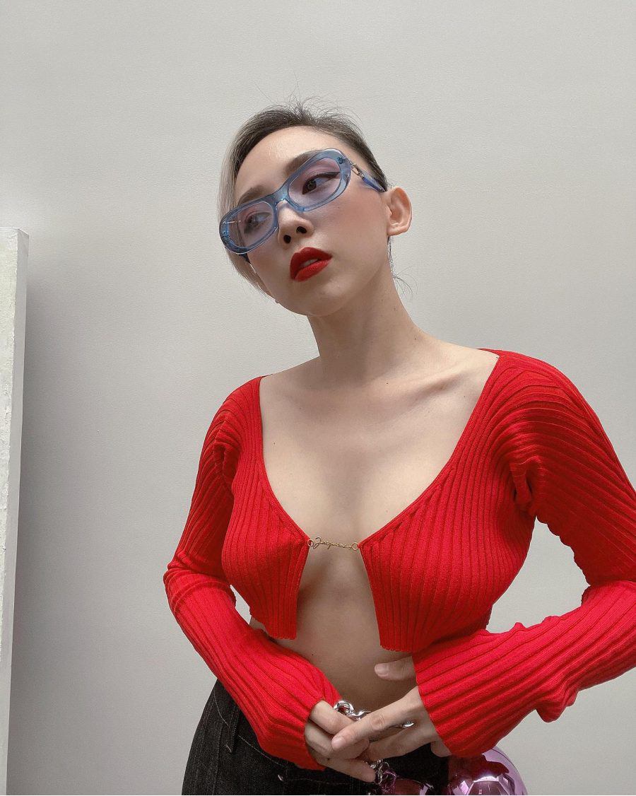 Trên thực tế, chiếc áo cardigan dài tay, dáng croptop màu đỏ này đã được bà xã Hoàng Touliver từng khiến mạng xã hội cách đây một thời gian.
