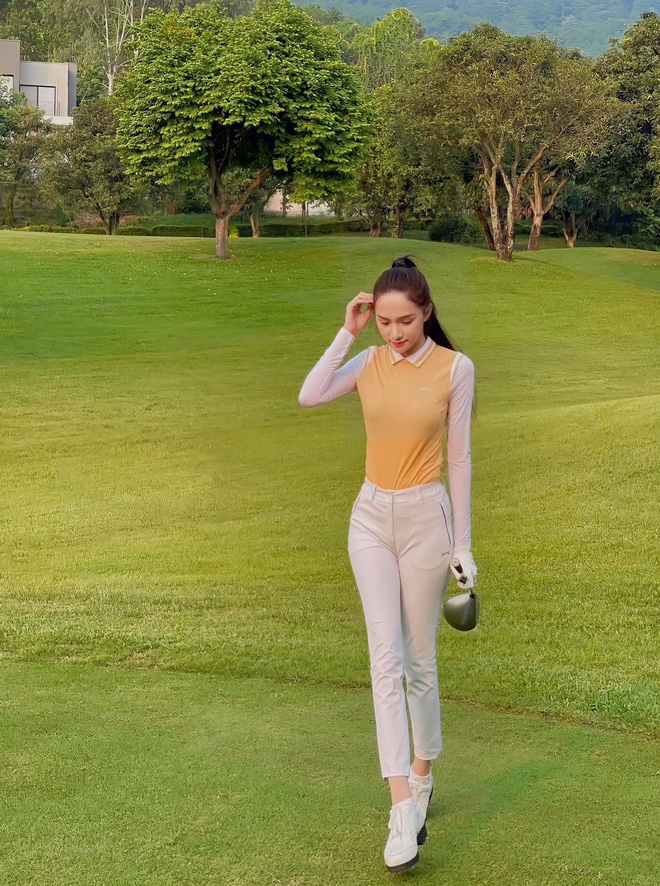 Đẳng cấp mỹ nhân là đây: Hương Giang, Đỗ Mỹ Linh biến sân golf thành sàn diễn thời trang - Ảnh 2