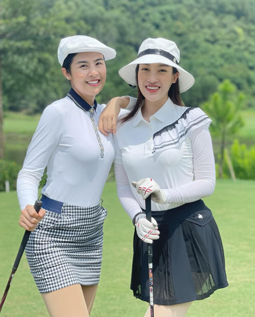 Rủ nhau đi tập golf, Ngọc Hân - Đỗ Mỹ Linh diện trang phục màu đen - trắng tone sur tone. Diện bộ đồ này, cả 2 toát lên khí chất của những cô tiểu thư sang chảnh.