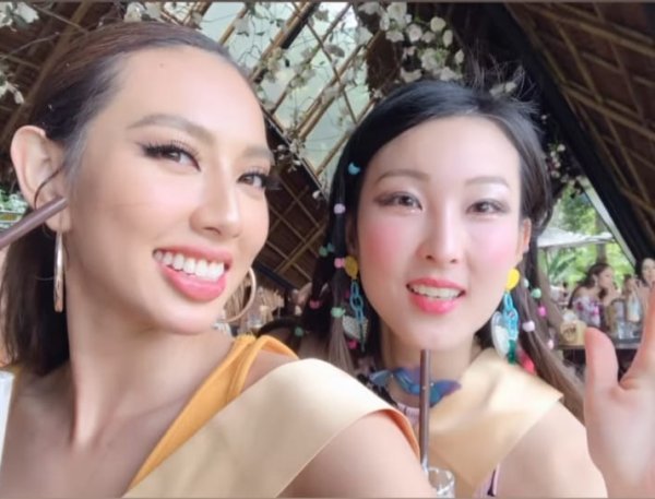 Thuỳ Tiên chụp ảnh chung với Sen Yang trong khuôn khổ Hoa hậu Hoà bình Quốc tế 2021.