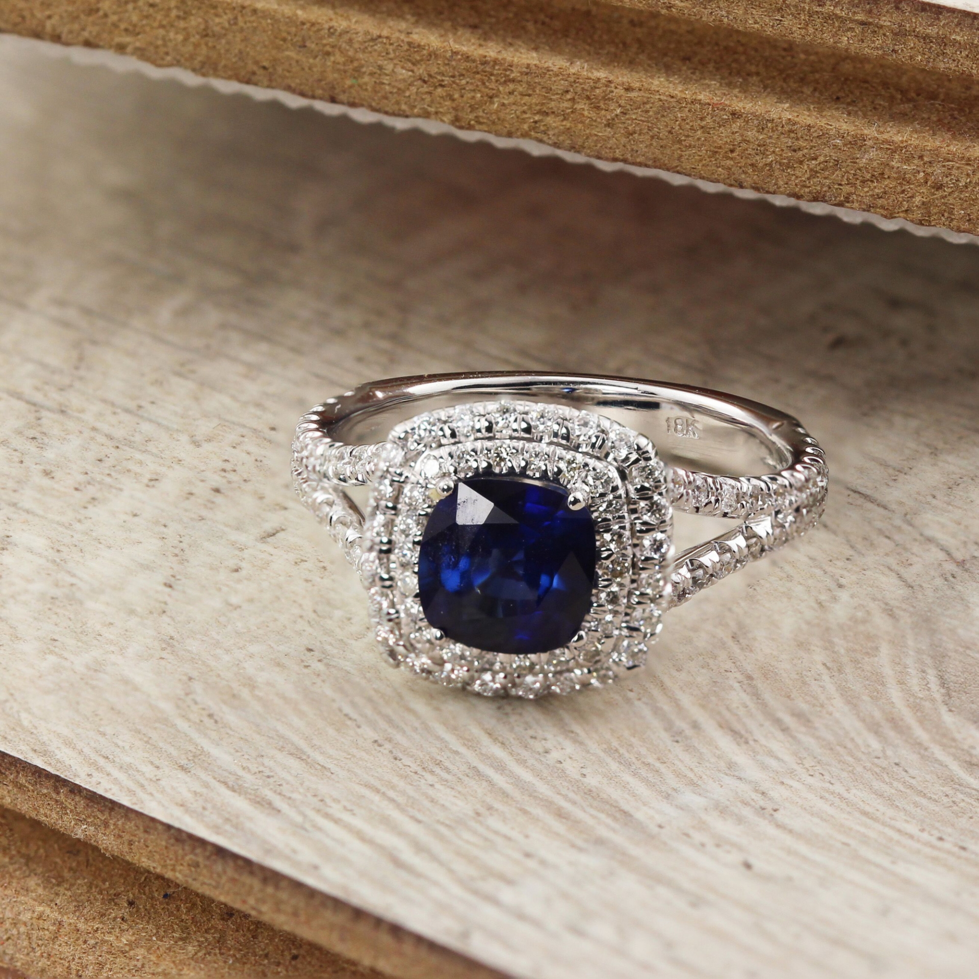 Chiếc nhẫn cưới màu xanh được cho rất phù hơp với cặp đôi.