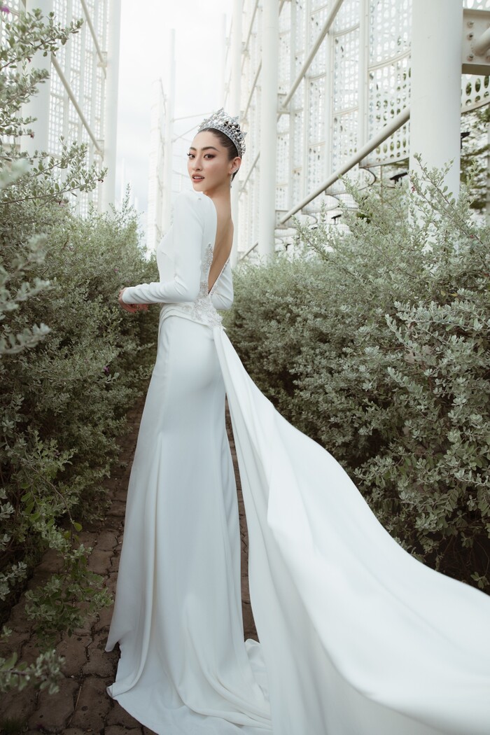 Diện váy cưới, Lương Thuỳ Linh khéo léo khoe lưng trần quyến rũ.