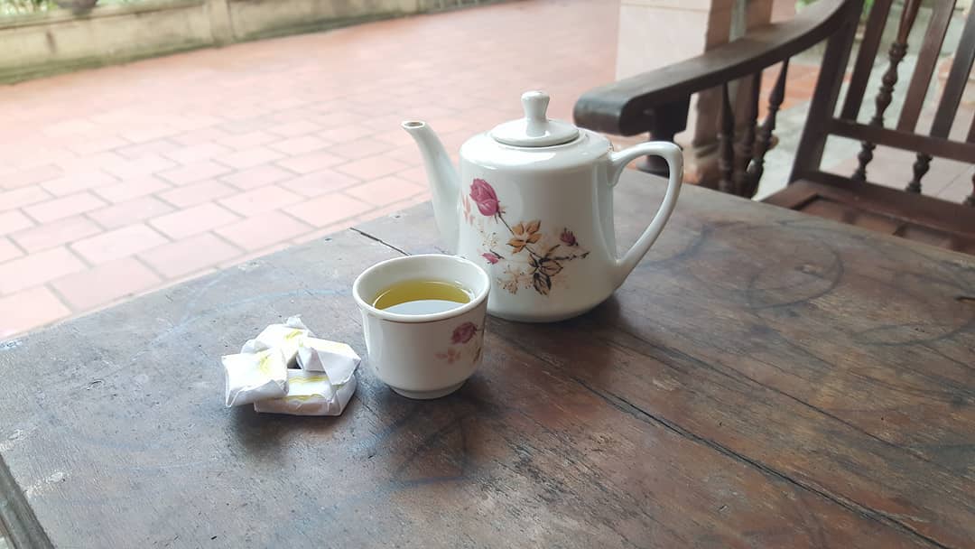 Ăn kẹo dừa, uống nước trà là sự kết hợp hoàn hảo - Ảnh: huy.pq