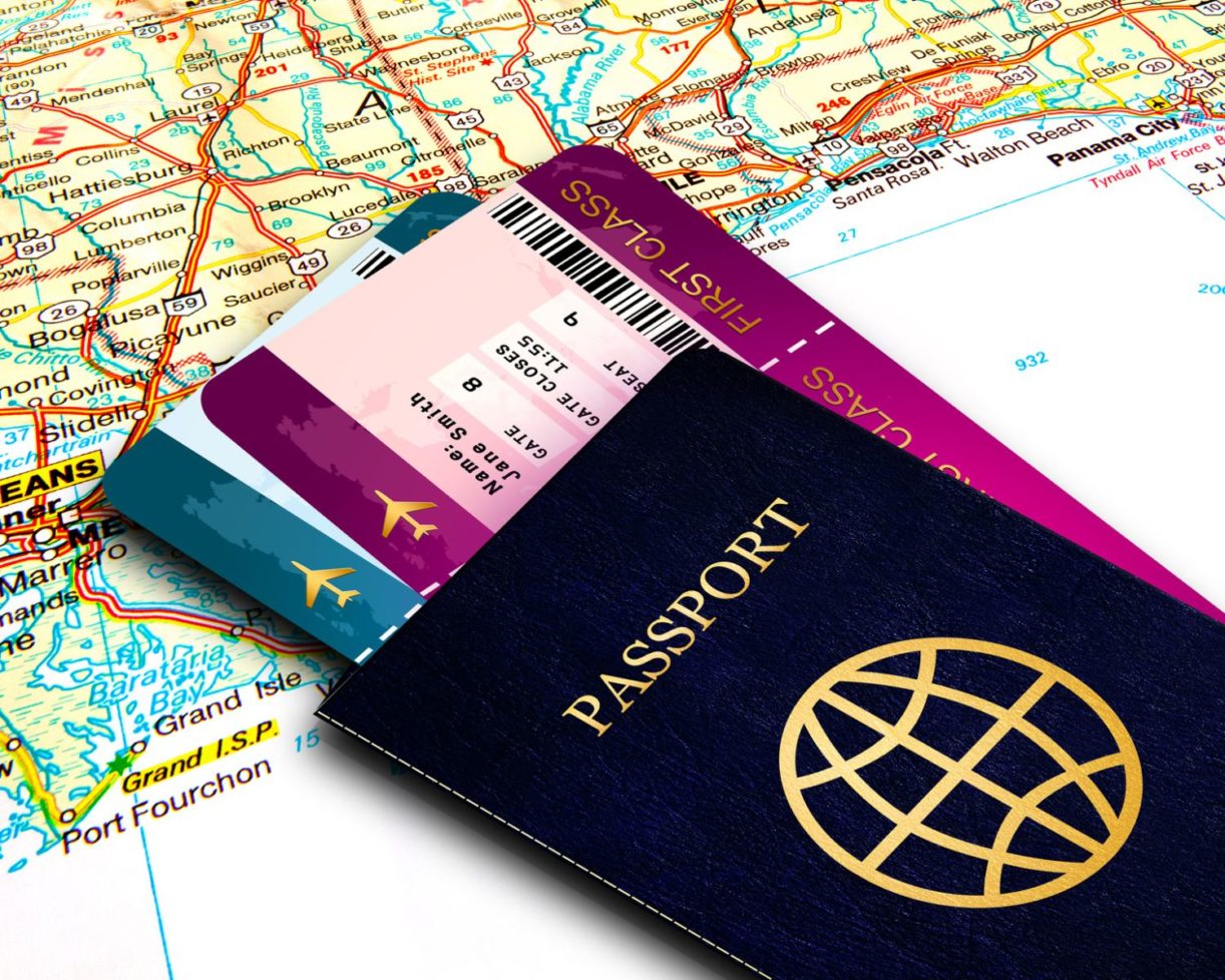 Hộ chiếu là một trong những giấy tờ cần mang khi ra sân bay.