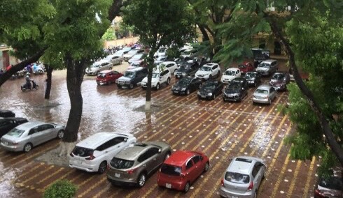 Dàn xế hộp đậu kín sân trường trong ngày họp phụ huynh đầu năm