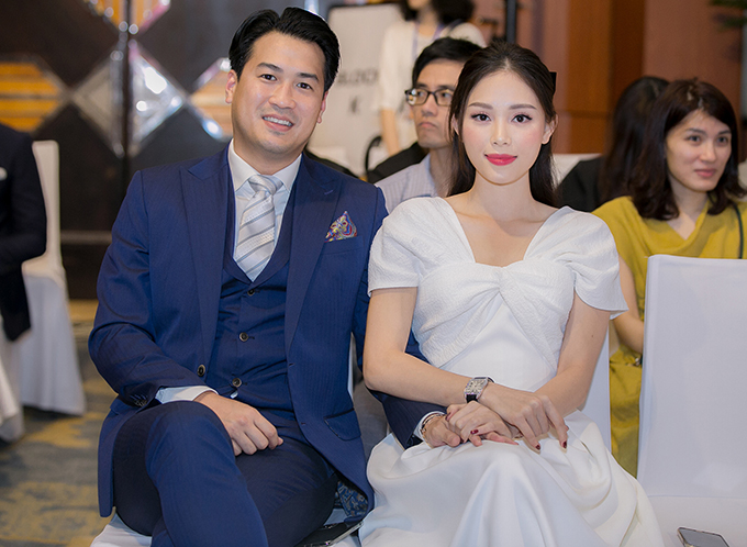 Linh Rin không rời tay khỏi Phillip Nguyễn trong show thời trang