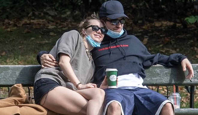 Robert Pattinson và bạn gái hẹn hò sau thời gian điều trị Covid-19 - Ảnh 3