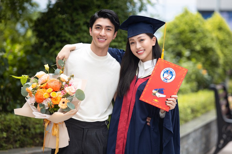 Á hậu Việt Nam 2018 rạng rỡ bên bạn trai ngày lễ tốt nghiệp.