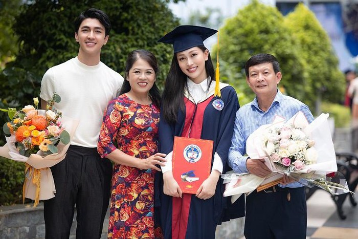 Nam diễn viên cùng gia đình Á hậu chúc mừng cô tốt nghiệp Đại học.