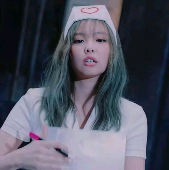 Tạo hình y tá của Jennie trong MV mới nhất gây tranh cãi.
