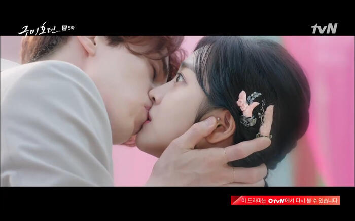 Yi Yeon nhất thời không kiểm soát được cảm xúc đã lao tới hôn Ji Ah.