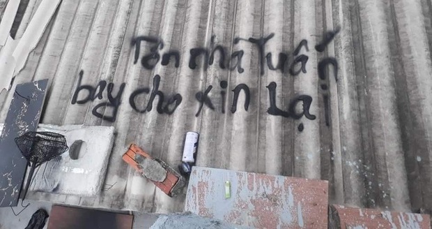 Những dòng chữ lạ trên mái tôn ở Lý Sơn, nhói lòng khi biết lý do