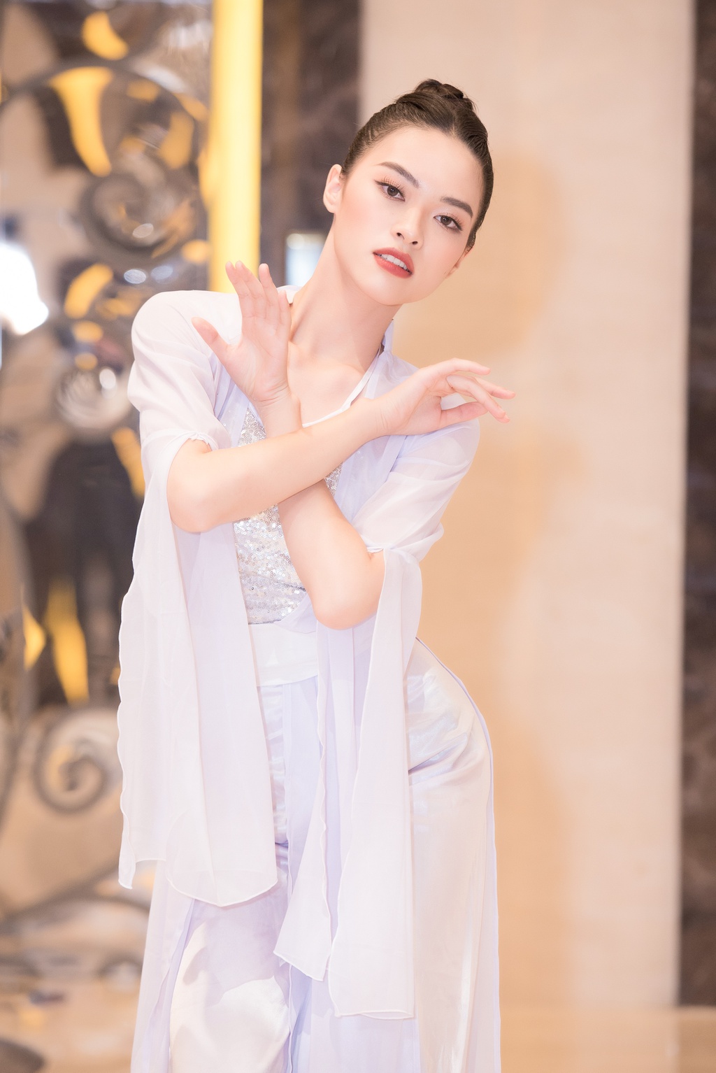 Lê Ngọc Trang (SBD 169) thể hiện sự khéo léo, uyển chuyển trong bài múa dân gian trên nền nhạc Tứ Phủ.