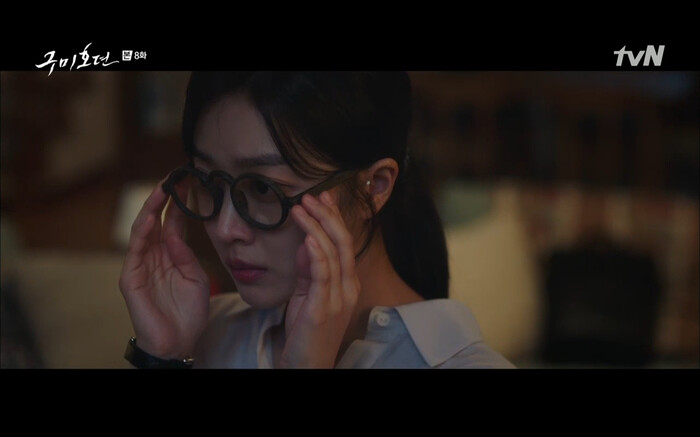 Tiếp nối phân cảnh nữ chính Ji Ah nhận được chiếc kính có thể nhìn thấy tiền kiếp mà Yi Rang gửi tới.