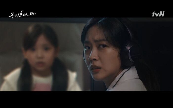 Ji Ah hoảng sợ khi thấy Ji Ah lúc nhỏ có thể thấy được những gì xảy ra ở hiện tại.