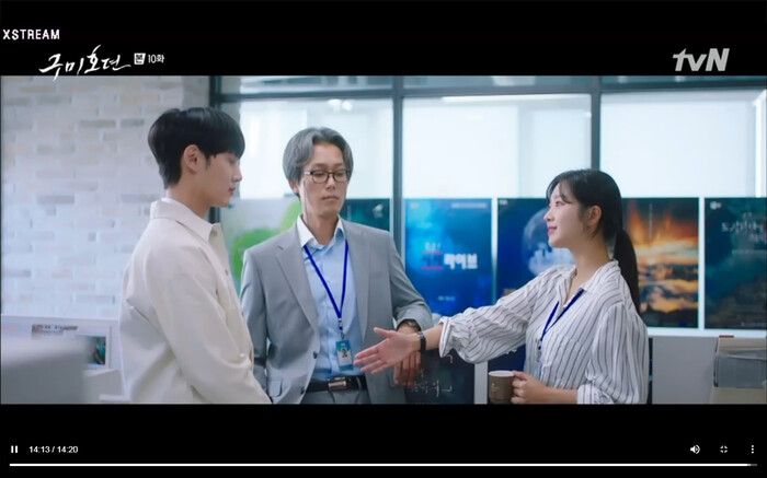 Mãng xà (bên trái) lấy thân phận thực tập sinh đài truyền hình tiếp cận Ji Ah.