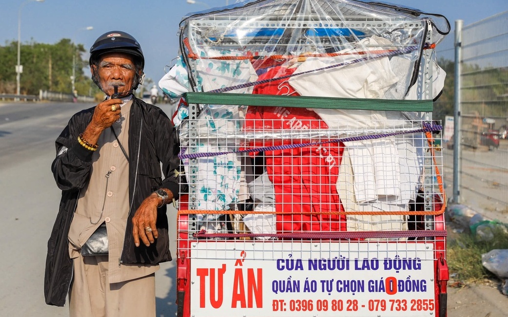 Cụ ông 80 tuổi lái xe ba gác đi khắp Sài Gòn bán quần áo tự chọn 0 đồng 