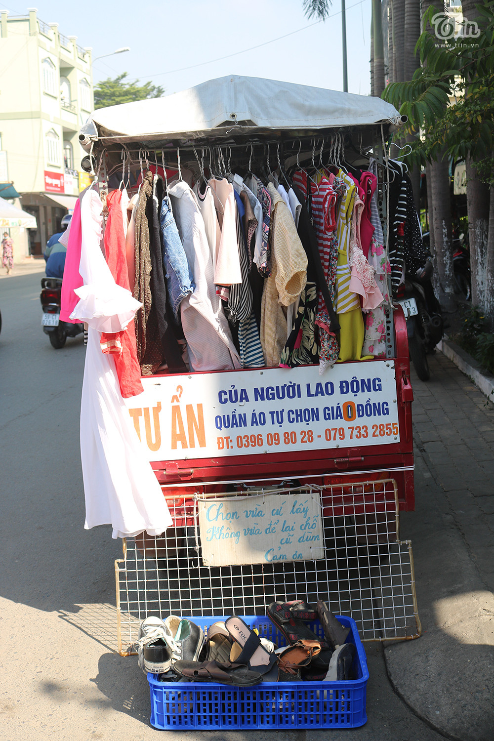 Cụ ông 80 tuổi lái xe ba gác đi khắp Sài Gòn bán quần áo tự chọn 0 đồng  - Ảnh 3