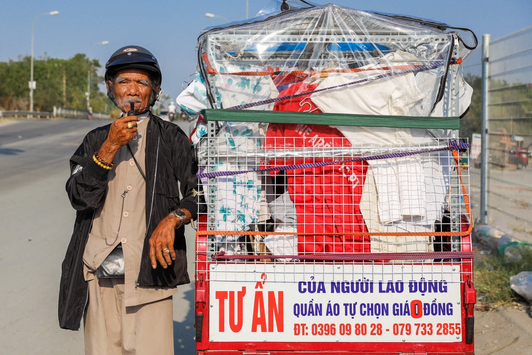Ông Nguyễn Văn Tư đã gắn bó với 'chiếc xe bán quần áo 0 đồng' được hơn 3 năm.