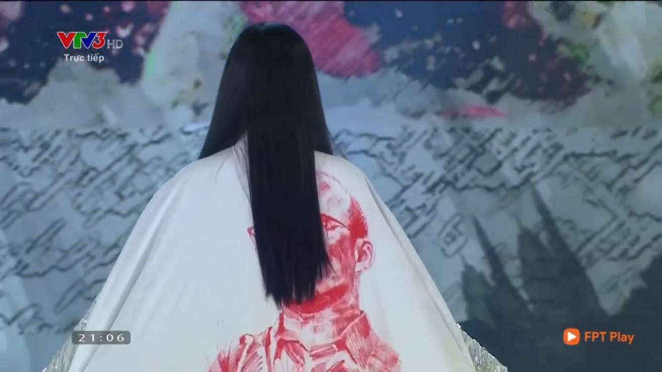 Hoa hậu Việt Nam 2020: Tiểu Vy gây bão với áo dài in mặt HLV Park Hang Seo