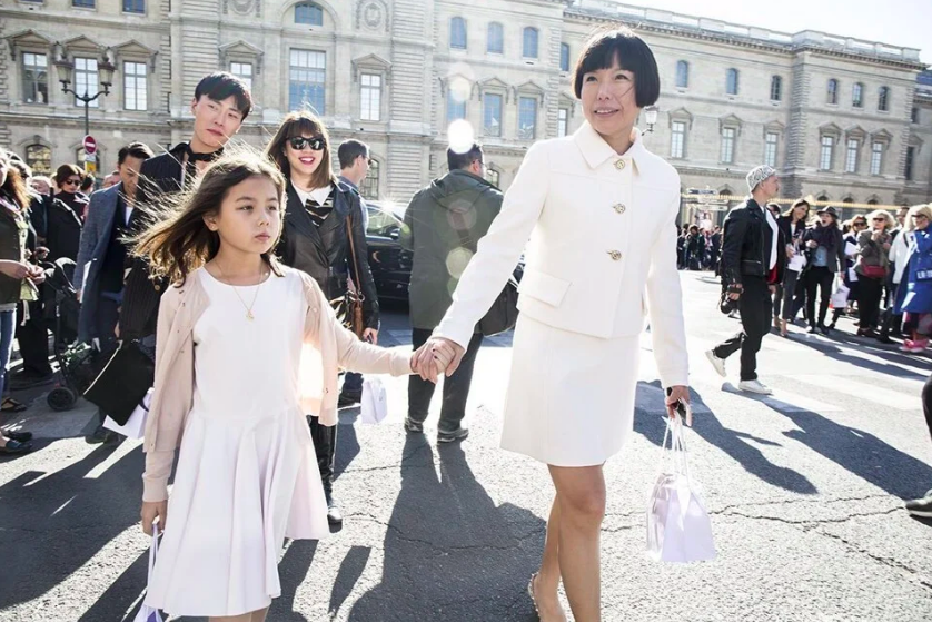 Bà Angelica Cheung và con gái tại một sự kiện thời trang ở Pháp.