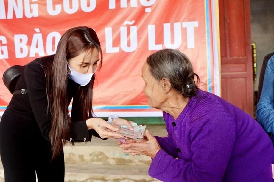 Thủy Tiên trao tiền hỗ trợ cho một hộ dân trong đợt từ thiện miền Trung vừa qua.