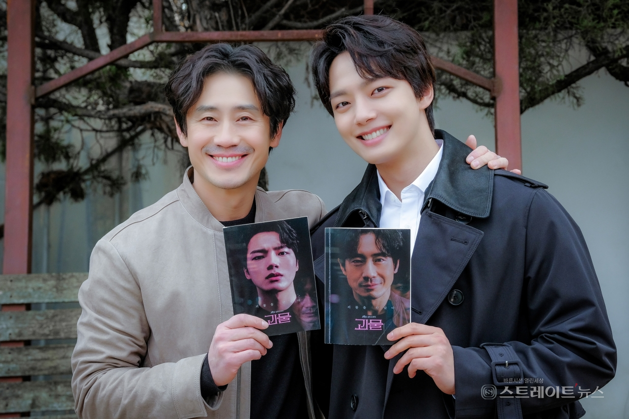 Yeo Jin Goo (bên phải) sau khi ghi hình bộ phim Beyond Evil.