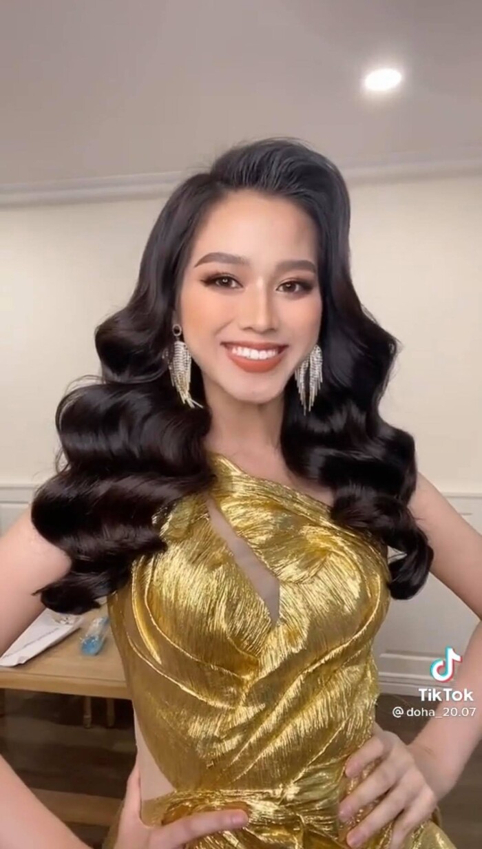 Phần tóc xoăn sóng được cho là không ăn nhập lắm và làm Hoa hậu Việt Nam đứng tuổi hơn nhiều so với tuổi thật của mình.