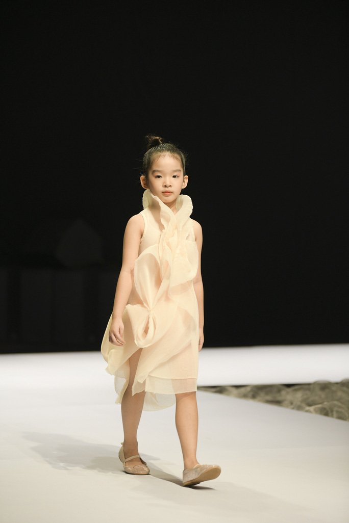 Từ bé con gái nhà siêu mẫu Xuân Lan đã bộc lộ năng khiếu nghệ thuật thiên bẩm khi catwalk và tạo dáng không hề kém cạnh những người mẫu chuyên nghiệp.