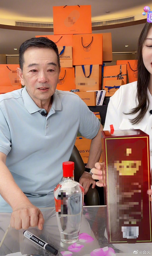 Trương Thần Quang bật khóc trên sóng livestream vì bị chỉ trích hết thời và bán hàng giả.