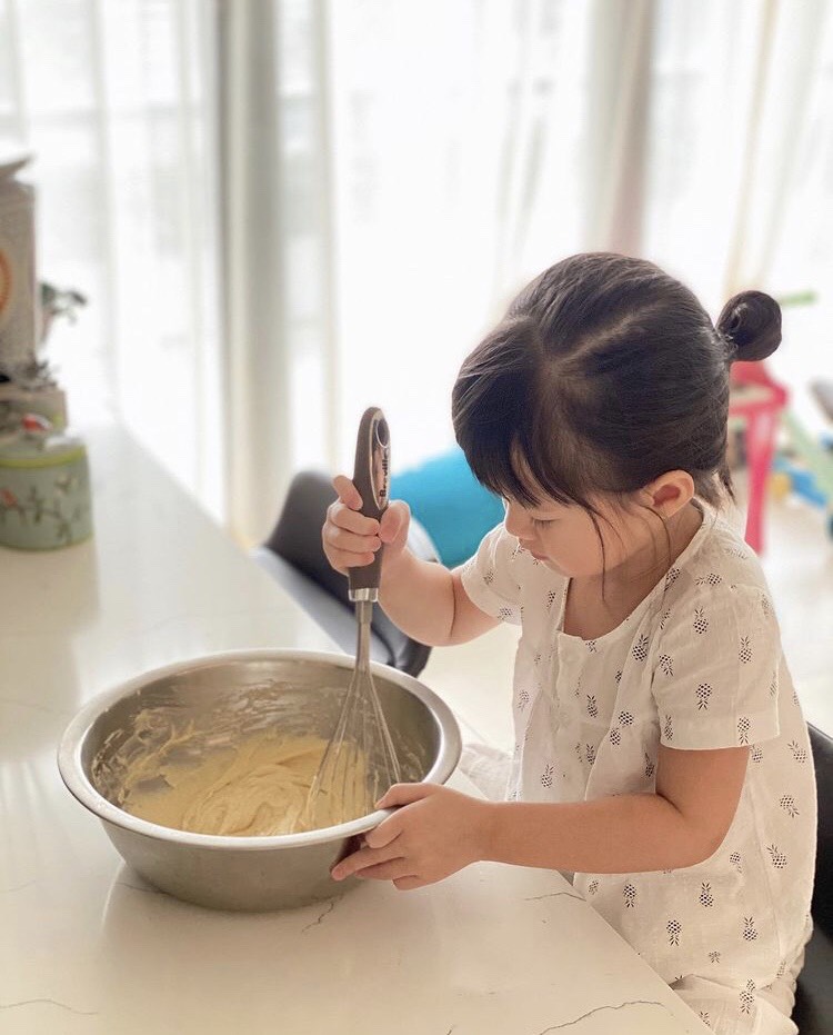 Dù mới 3 tuổi, con gái nhà Hoa hậu Đặng Thu Thảo rất hào hứng với công việc làm bánh cùng mẹ.