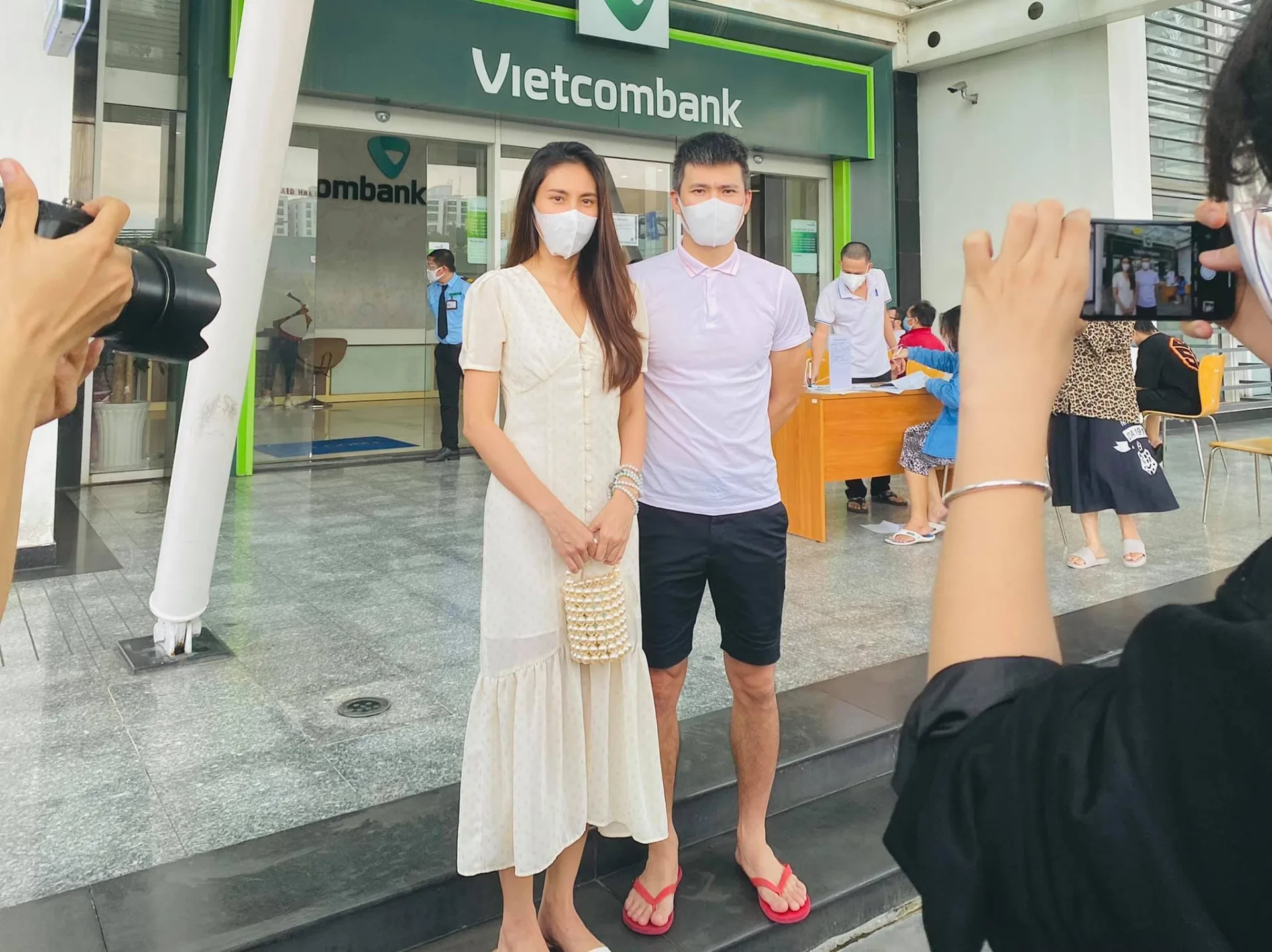 Thuỷ Tiên và Công Vinh livestream sao kê từ thiện ngoài trời: Có vi phạm giãn cách xã hội? - Ảnh 1
