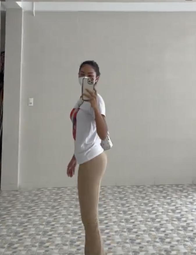 Hoa hậu Hoàn vũ Việt Nam 2017 gây khó hiểu khi mặc chiếc quần như 'tàng hình' đi từ thiện.