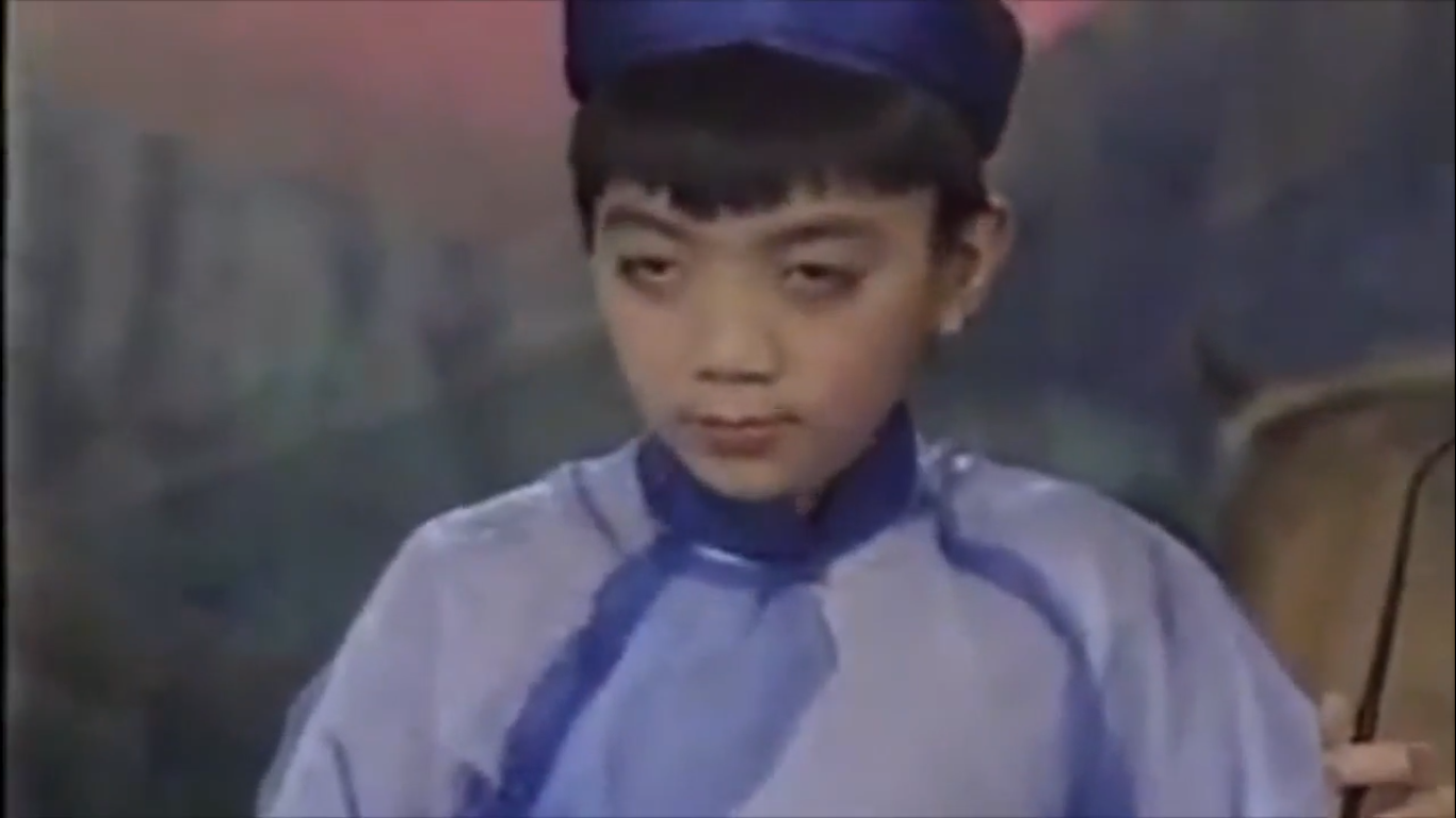 Hình ảnh chơi đàn bầu năm 7 tuổi của Soobin Hoàng Sơn được tái hiện trên sân khấu Cuộc hẹn cuối tuần.