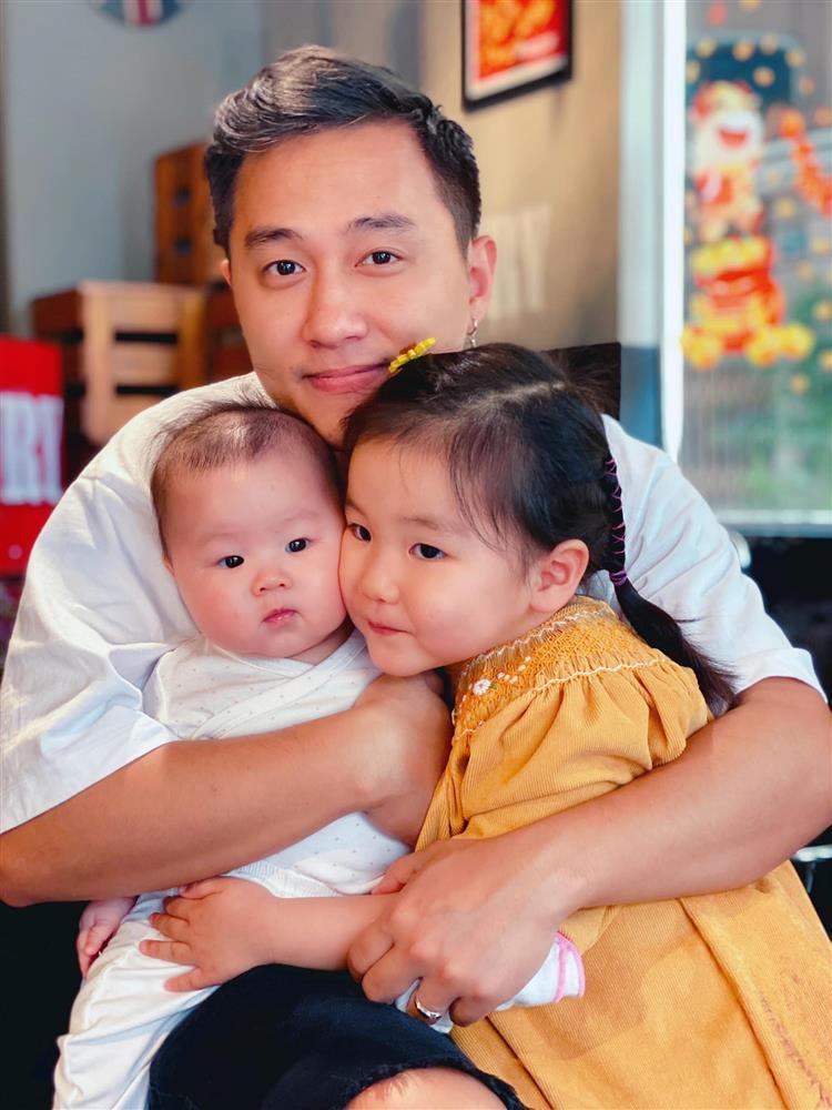 Theo chia sẻ của MC Ngọc Huy, con gái đầu của anh tên Tuệ Lam, bé thứ hai là Tường Linh.