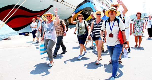 Khách du lịch quốc tế đến Việt Nam phải tự xét nghiệm 2-3 ngày/lần