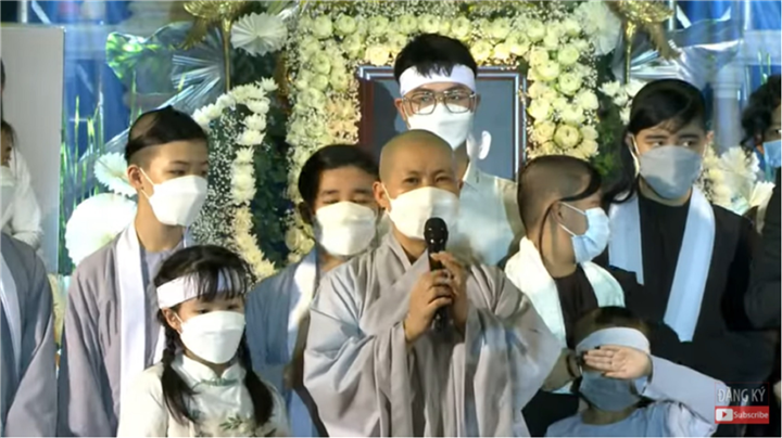 Sư cô Thích Nữ Viên Minh tại lễ cúng thất 49 ngày cố ca sĩ Phi Nhung.