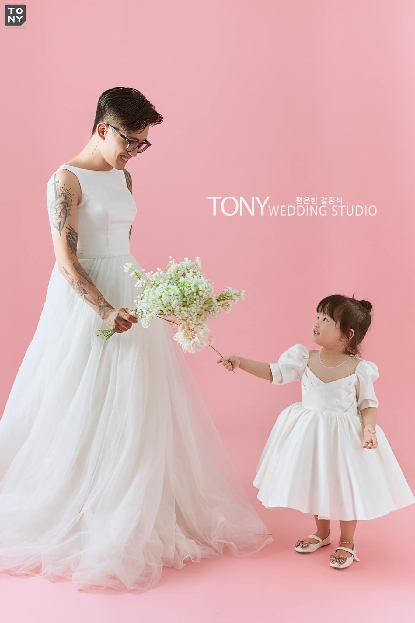 Bố đơn thân mặc váy cô dâu chụp ảnh với con gái: Bố sẽ làm tất cả vì con - Ảnh 3