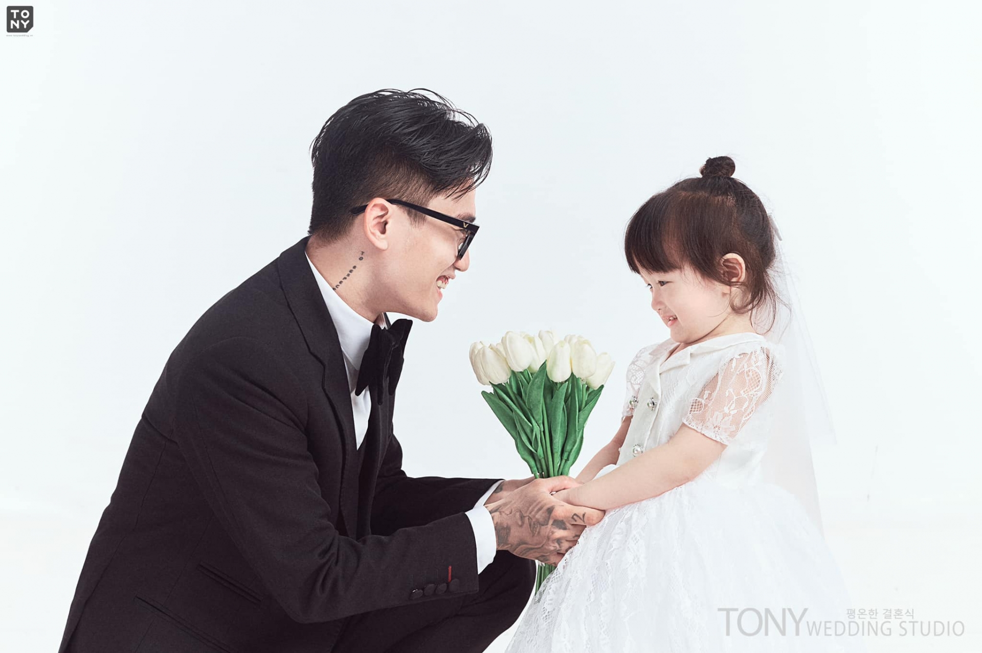 Bố đơn thân mặc váy cô dâu chụp ảnh với con gái: Bố sẽ làm tất cả vì con - Ảnh 9