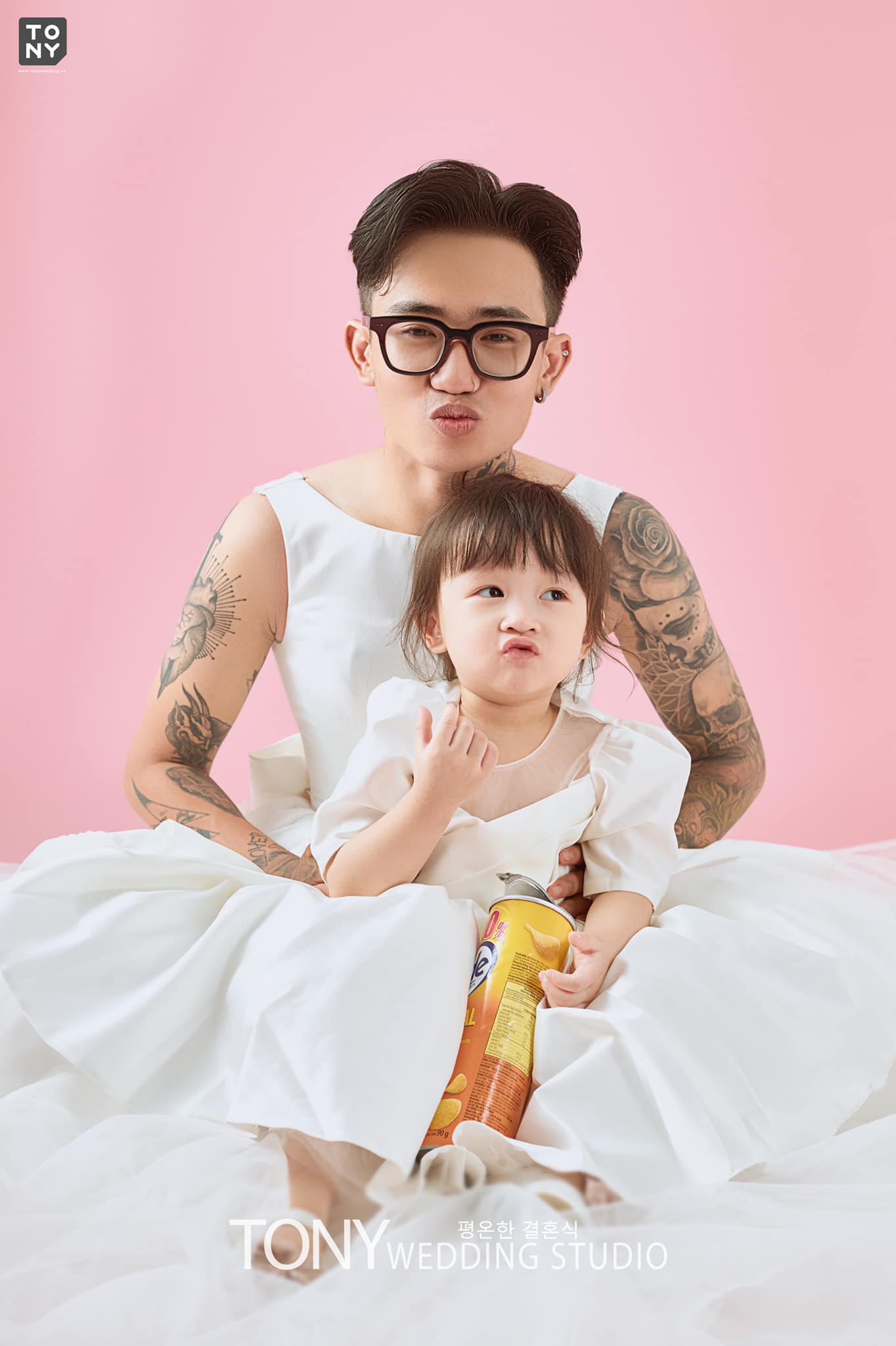 Bố đơn thân mặc váy cô dâu chụp ảnh với con gái: Bố sẽ làm tất cả vì con - Ảnh 2