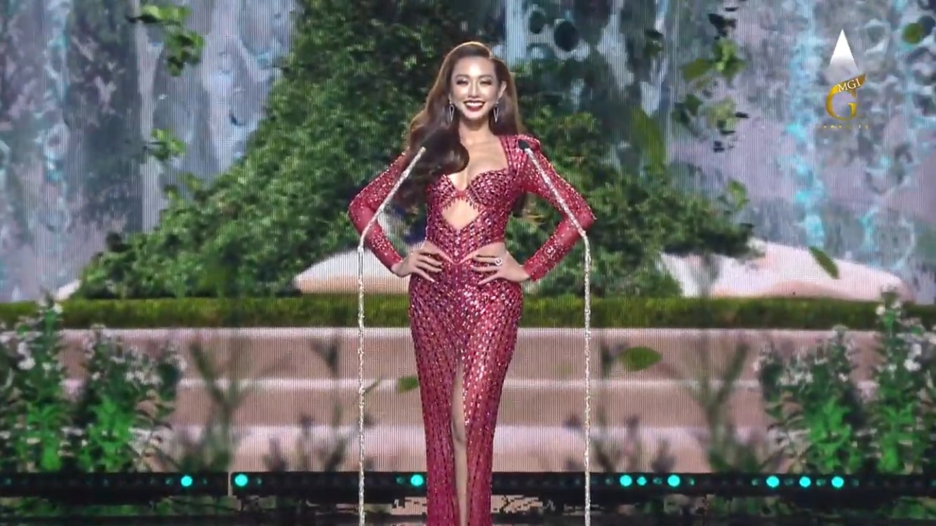 Bán kết Miss Grand 2021: Thùy Tiên nổi bật ở cả trang phục dự hội và áo tắm, Miss CH Séc suýt té - Ảnh 2
