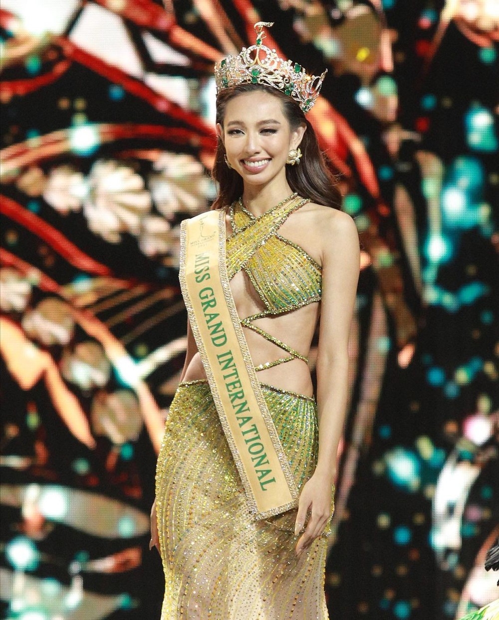 Cận cảnh chiếc vương miện đắt đỏ Miss Grand International 2021 - Nguyễn Thúc Thùy Tiên trong đêm đăng quang.