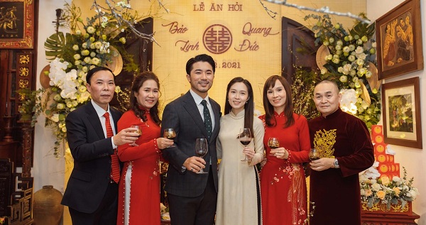 Xuân Hinh mếu máo khóc trong ngày con gái đi lấy chồng